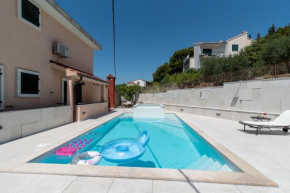 Гостиница Apartment Villa Lavandula - Swimming pool view  Трогир